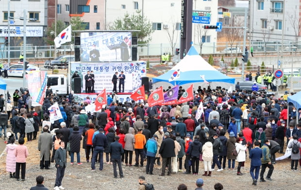  18일 대구 달성군 유가읍 쌍계리 박근혜 전 대통령 사저 앞에서 열린 '박근혜 대통령 귀향 환영회'에 참석한 지지자들이 행사를 지켜보고 있다. 사진=연합뉴스