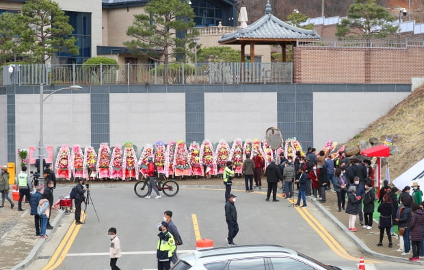 시민들이 대구 달성군 유가읍 쌍계리 박근혜 전 대통령 사저 주변을 구경하고 있다. 사진=연합뉴스