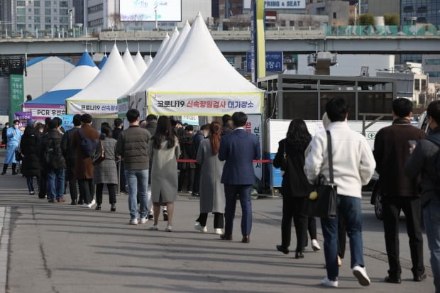 21일 오전 서울역 선별진료소에서 의료진이 시민들을 안내하고 있다. /사진=연합뉴스