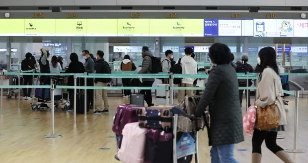 21일 인천국제공항 제1터미널 출국장에서 탑승객들이 출국 수속을 하고 있다. 이날부터 백신을 접종한 해외 입국자의 자가격리 의무를 면제하면서 그간 억눌렸던 해외여행 수요가 상승한 것으로 나타났다. /사진=연합뉴스