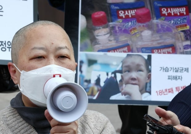 지난 22일 오전 서울 종로구 교보빌딩 앞에서 박수진 가습기살균제 피해정보 공유모임 대표가 가습기살균제피해구제를위한조정위원회의 조정안 전면 수정을 요구하며 삭발한 뒤 발언하고 있다. /사진=연합뉴스