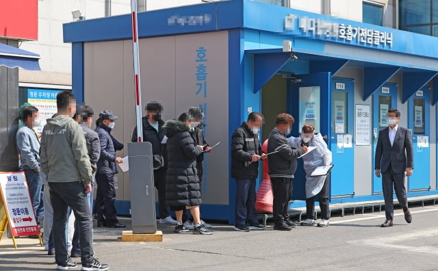 호흡기전담클리닉으로 지정된 서울 시내의 한 병원에서 시민들이 코로나 검사를 기다리는 모습. / 사진=연합뉴스