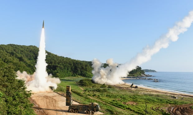 2017년 7월 5일 동해안에서 열린 한미 연합 탄도미사일 타격훈련에서 한국군 탄도미사일 현무-2A(왼쪽)와 주한미군 에이태큼스(ATACMS)가 동시 발사되고 있는 모습.(사진=연합뉴스)