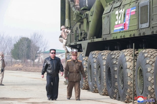 조선중앙통신은 북한이 지난 24일 김정은 국무위원장의 지도 하에 신형 대륙간탄도미사일(ICBM) 화성-17형을 시험 발사했다고 전했다. /사진=연합뉴스