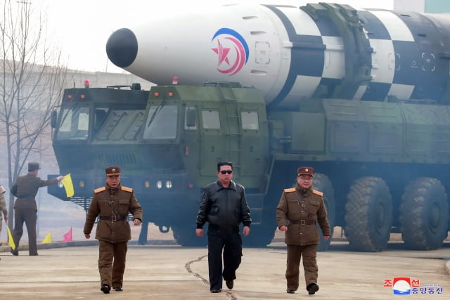 북한이 24일 김정은 국무위원장의 지도 아래 신형 대륙간탄도미사일(ICBM) '화성-17형' 시험발사를 단행했다고 25일 조선중앙통신이 보도했다. / 사진=연합뉴스