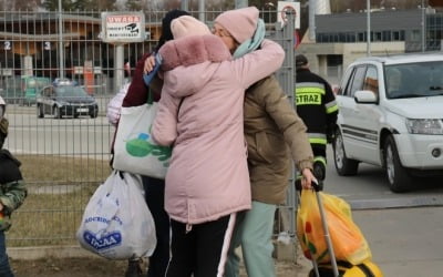 [지금 우크라 국경에선] 걸어서라도…점점 불어나는 피란행렬