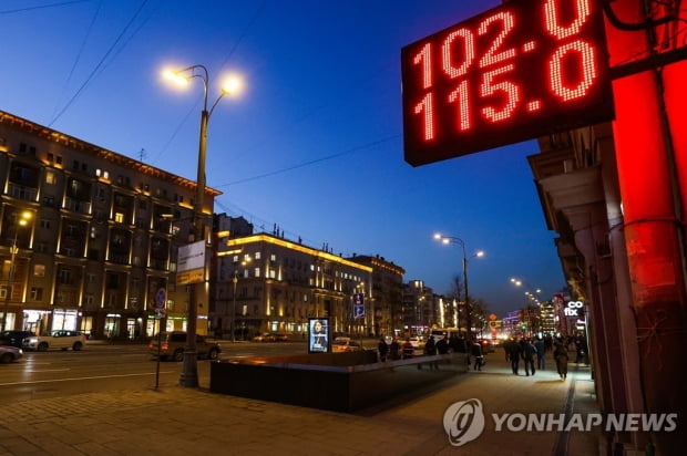 [우크라 침공 1주] "루블화 휴짓조각"…강력제재에 러 경제 '출렁'