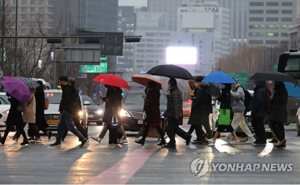 전국 포근하고 중부 봄비…대부분 미세먼지 '나쁨'