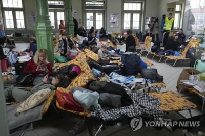 중동난민 꺼렸던 EU, 우크라 피란민 '환영'…난민정책 바뀌나