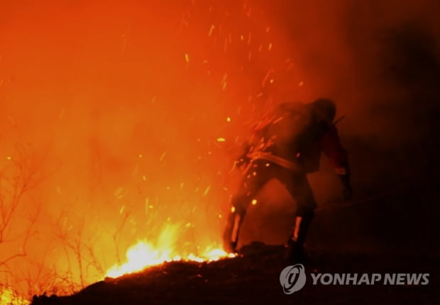 [동해안 산불] 서남내륙 사수가 분수령…"동풍으로 바뀌기 전 주불 진화"