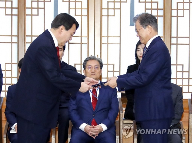 문대통령, 오전 윤석열 당선인과 통화…축하 난도 전달 예정