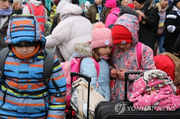 [우크라 침공] "어린이 100만명 피란길…최소 37명 사망 확인"