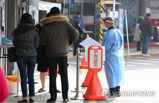 정부 "이번 유행 정점, 코로나 마지막 위기…거리두기 본격논의"