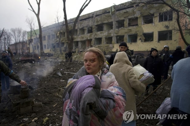 [우크라 침공] "러, 마리우폴 병원서 인질 500명 '인간방패'로 써"