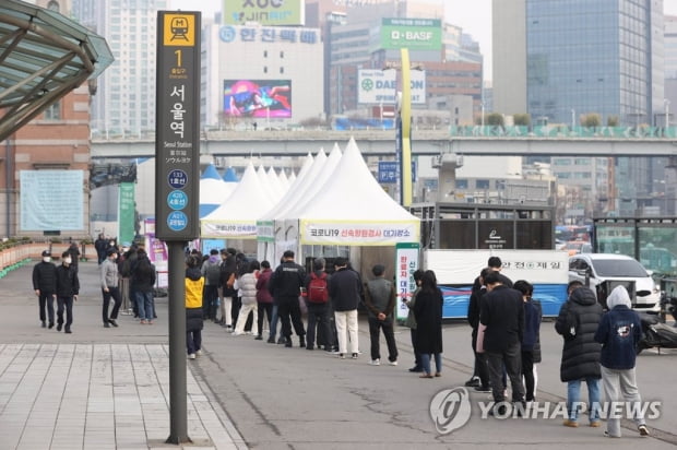 확진자 폭증 속 거리두기 조정 어떻게…방역당국 '고심'