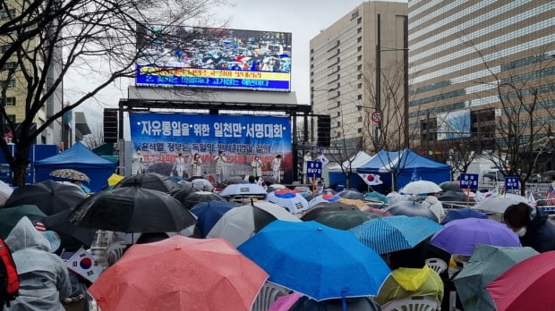 확진자 폭증·궂은 날씨에도 전광훈 기도회 등 도심집회 잇따라