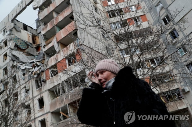 [우크라 침공] "마리우폴 눈 떨어져 식수 고갈…지하대피소까지 포탄 불길"