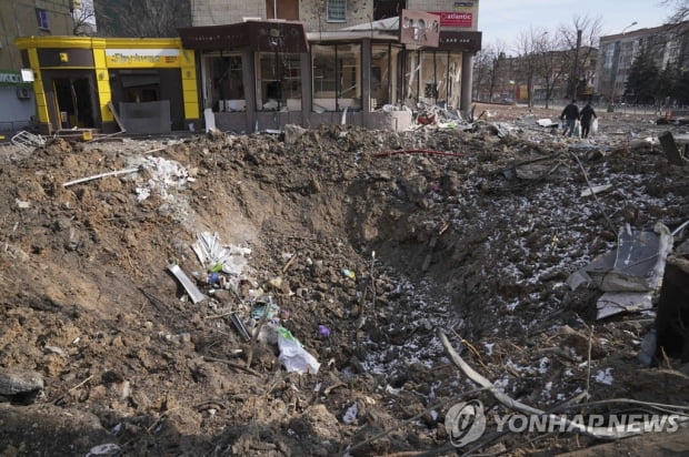 [우크라 침공] "마리우폴 눈 떨어져 식수 고갈…지하대피소까지 포탄 불길"