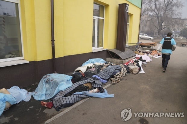 [우크라 침공] "마리우폴 눈 떨어져 식수 고갈…지하대피소까지 포탄 불길"