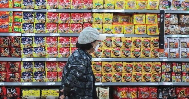 서울의 한 대형마트에 진열된 식료품들. /뉴스1