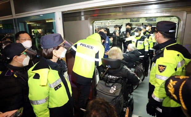 전국장애인차별철폐연대 구성원들이 출근시간 지하철에서 장애인 이동권 보장 시위를 하고 있다. 사진=뉴스1