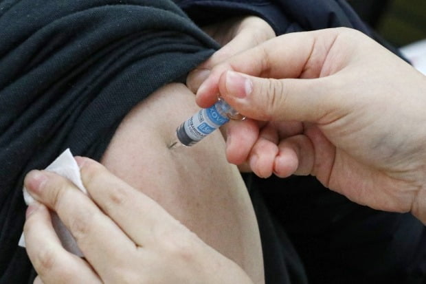 서울 양천구 보건소에서 당뇨 등 기저질환을 가진 한 어르신이 노바백스 백신을 접종하고 있다. /사진=뉴스1