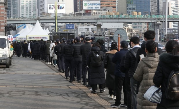  서울역 선별진료소에서 시민들이 신종 코로나바이러스 감염증(코로나19) 신속항원검사를 받기 위해 줄을 서 있다. /사진=뉴스1