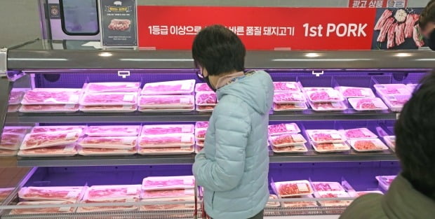 서울에 위치한 한 마트 정육식품 코너에서 시민들이 삼겹살 등 육류제품을 살펴보고 있다. /뉴스1