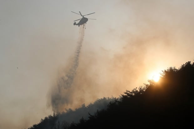 1일 오후 산불진화 헬기가 경북 고령군 쌍림면과 경남 합천군 율곡면의 경계지점 인근 국도33호선 지릿재터널 상단 산불현장에 물을 뿌리고 있다. /사진=뉴스1