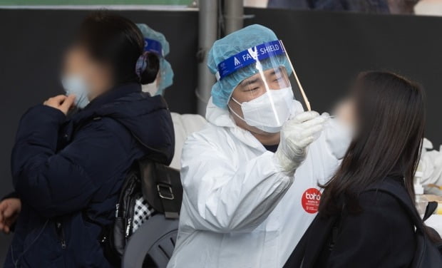 3일 오전 서울 중구 서울역광장에 마련된 선별진료소를 찾은 시민들이 신속항원 검사를 받고 있다. /사진=뉴스1