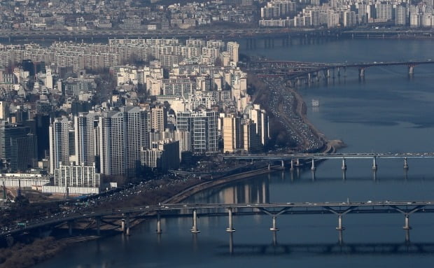 서울스카이에서 바라본 강남구 한강변 아파트 단지. 사진=뉴스1