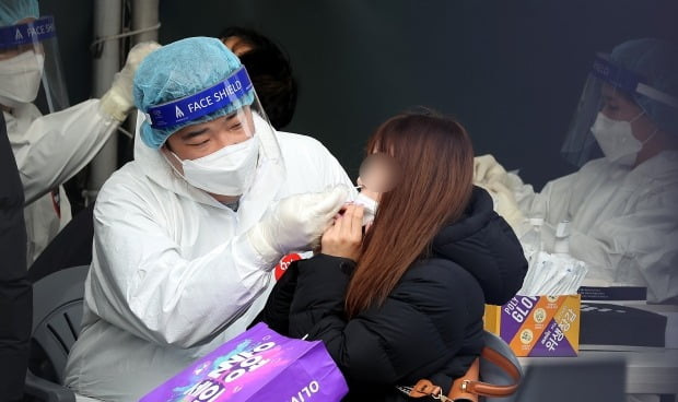 4일 오전 서울 중구 서울역광장에 마련된 선별진료소를 찾은 시민이 검사를 받고 있다. /사진=뉴스1