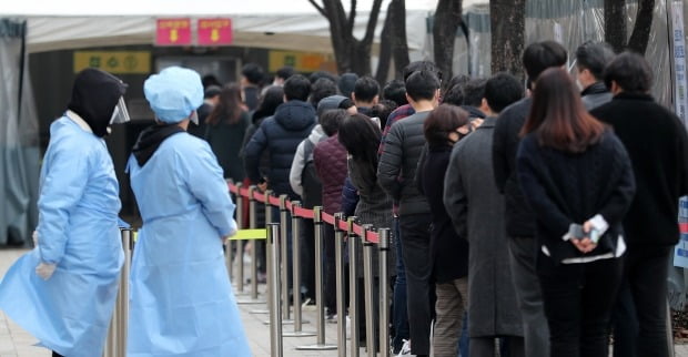 4일 오전 서울 중구 서울시청 광장에 마련된 선별진료소를 찾은 시민들이 검사를 받기 위해 줄을 서 있다. /사진=뉴스1