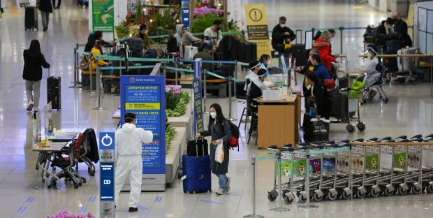 인천국제공항 1터미널 입국장에서 해외입국자들이 여권을 보여주고 있다.(사진=뉴스1)