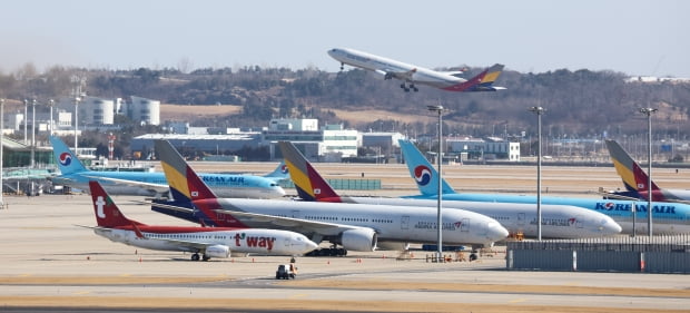 인천국제공항 계류장에 대한항공·아시아나항공 여객기가 서 있다. /사진=뉴스1