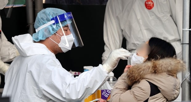  7일 오전 서울 중구 서울역광장에 마련된 선별진료소를 찾은 시민이 신종 코로나 바이러스 감염증(코로나19) 검사를 받고 있다. /사진=뉴스1