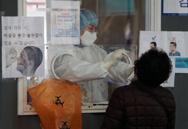 12일 서울 중구 서울역광장에 마련된 선별진료소를 찾은 시민이 신종 코로나 바이러스 감염증(코로나19) 검체 검사를 받고 있다. /사진=뉴스1