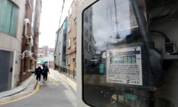 한전, 연료비 조정단가 발표 연기에 약세…적자 커질 가능성↑