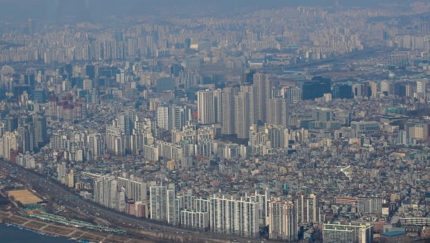  서울 송파구 롯데월드타워 서울스카이에서 바라본 도심 아파트단지. 사진=뉴스1