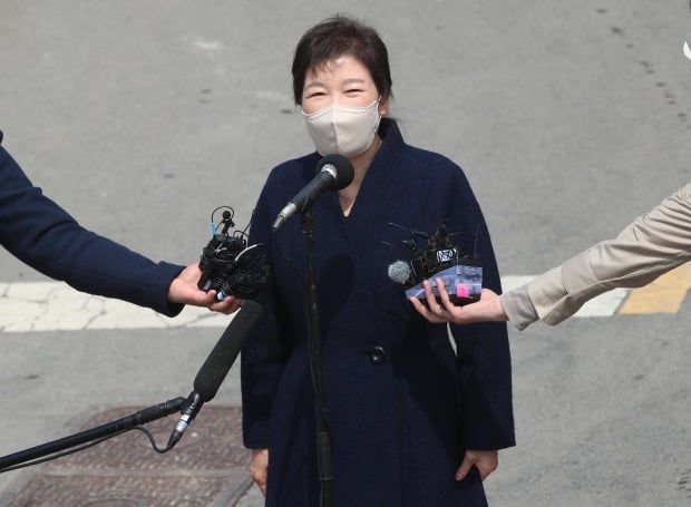 박근혜 전 대통령이 24일 오후 대구 달성군 유가읍 쌍계리 사저 앞에 도착해 대국민 메시지를 발표하고 있다.(사진=뉴스1)
