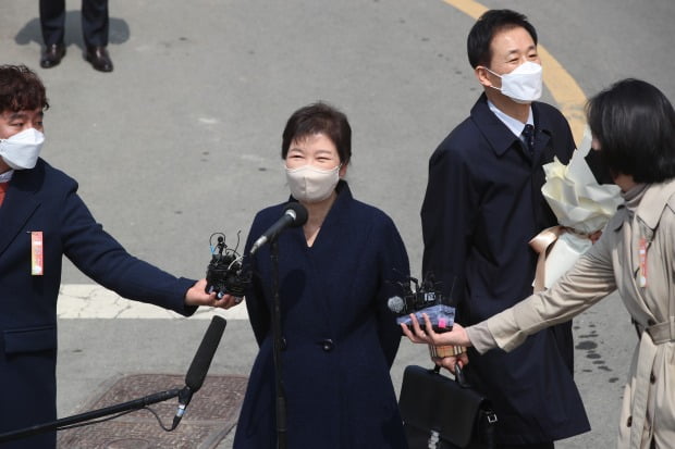 박근혜 전 대통령이 24일 오후 대구 달성군 유가읍 쌍계리 사저 앞에 도착해 대국민 메시지를 발표하고 있다.(사진=뉴스1)