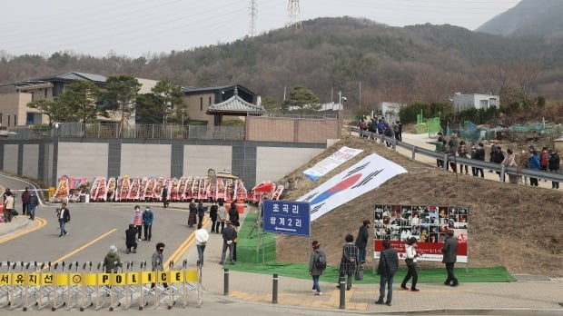 박근혜 전 대통령 대구 달성군 유가읍 쌍계리 사저 입주 이틀째인 25일 오전 평일임에도 불구하고 사저 주변으로 방문객들이 오가고 있다. 사진=뉴스1