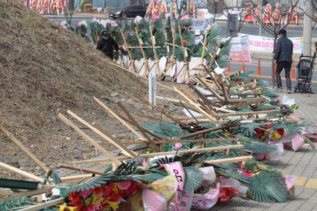 박근혜 전 대통령 대구 달성군 사저 입구에서 우리공화당 관계자들이 강풍에 쓰러진 화환을 세우고 있다. 사진=뉴스1