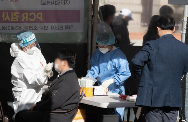 28일 오전 서울 중구 서울역광장에 마련된 선별진료소를 찾은 시민이 신속항원검사를 받고 있다. /사진=뉴스1