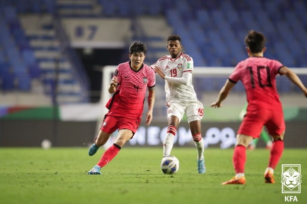 29일(현지시간) 아랍에미리트(UAE) 두바이 알막툼스타디움에서 열린 '2022 FIFA 카타르 월드컵 아시아 최종예선 A조 10차전' 대한민국과 UAE의 경기에서 대한민국 김민재가 돌파하고 있다.(사진=뉴스1)