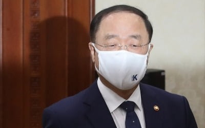 홍남기 "유류세 30% 인하 여부 등 내달 5일 확정 발표"