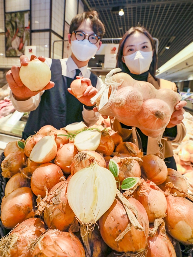 현대백화점, 국내 양파 농가를 위한 상생 행사 진행 … "합천 양파 맛보세요~!"