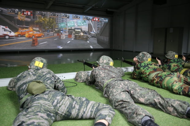 예비군들이 영상모의 상황조치사격을 하는 모습.  사진=연합뉴스