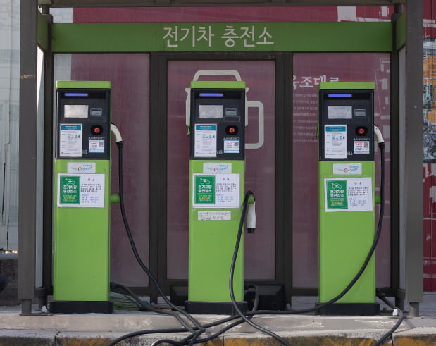사진은 서울 시내 한 공영주차장에 마련된 전기차 충전기. 사진=뉴스1