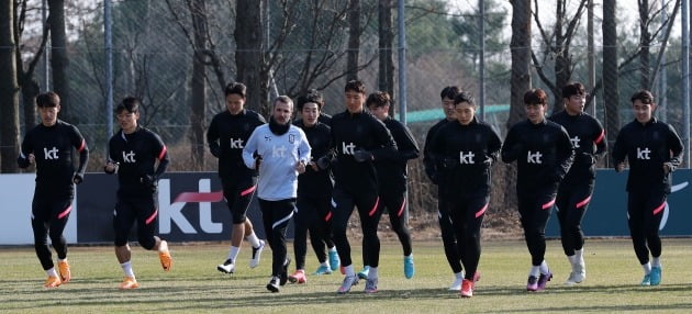 대한민국 축구대표팀 선수들이 지난달 22일 오후 경기 파주트레이닝센터(NFC)에서 훈련을 하고 있다. 뉴스1